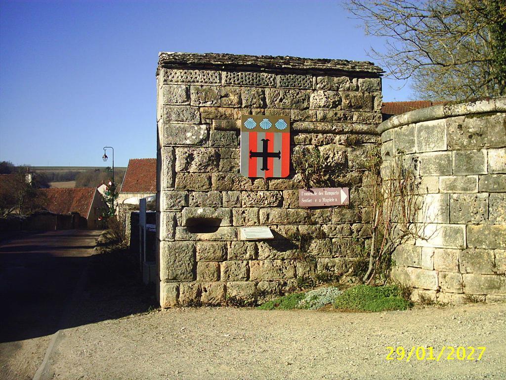 Le Puits Fortifie Salives Exterior foto